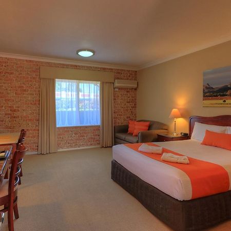 דובו Endeavour Court Motor Inn מראה חיצוני תמונה