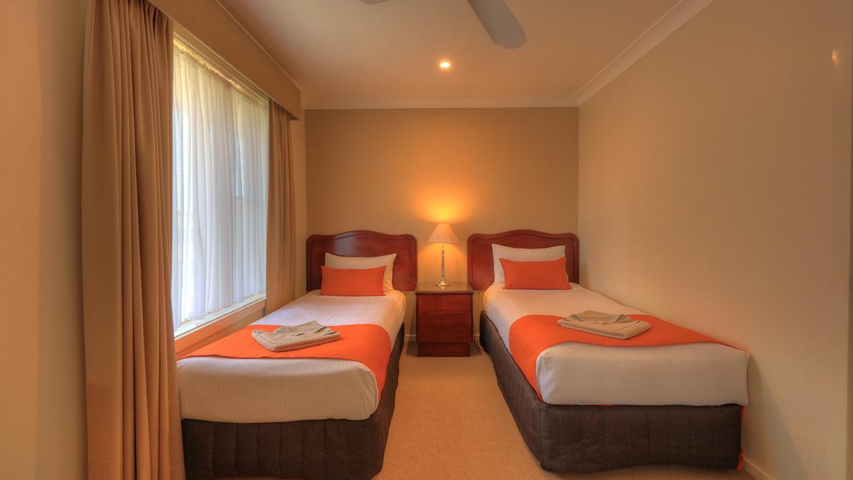 דובו Endeavour Court Motor Inn מראה חיצוני תמונה