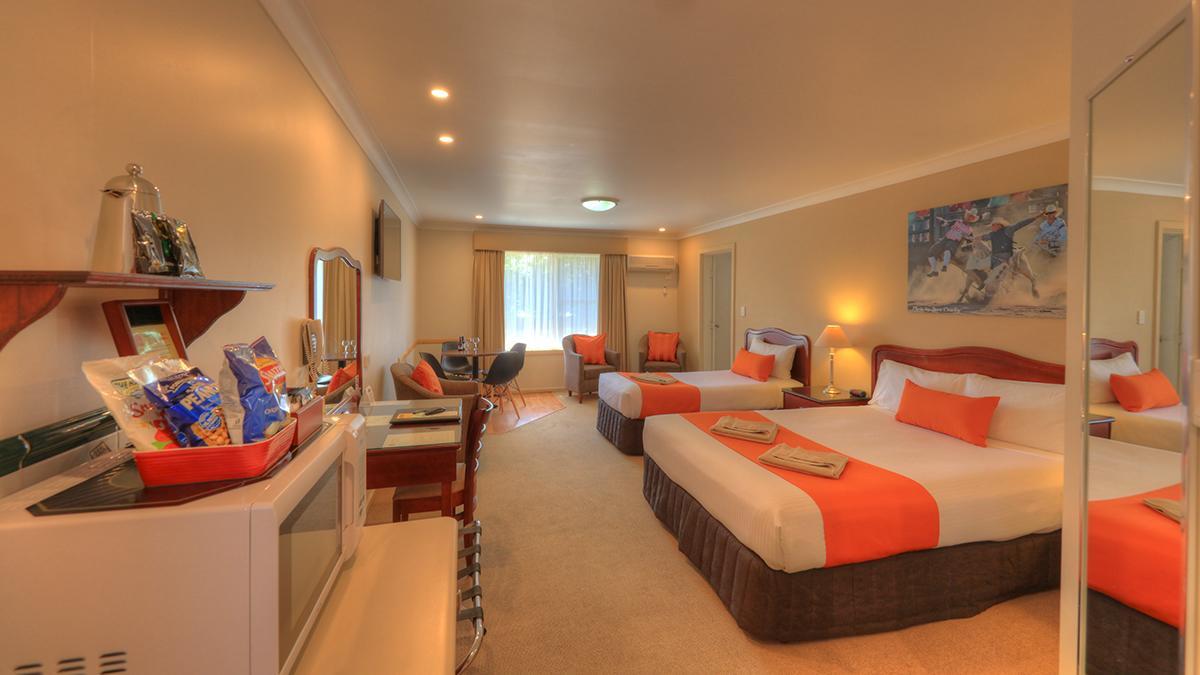 דובו Endeavour Court Motor Inn מראה חיצוני תמונה