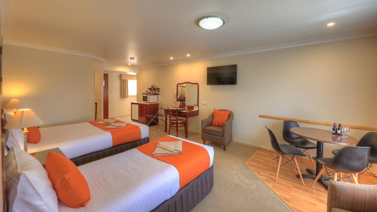 דובו Endeavour Court Motor Inn מראה חיצוני תמונה
