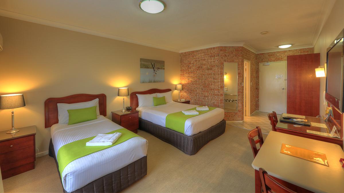 דובו Endeavour Court Motor Inn מראה חיצוני תמונה