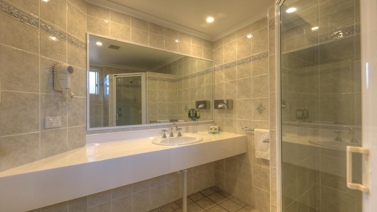 דובו Endeavour Court Motor Inn מראה חיצוני תמונה