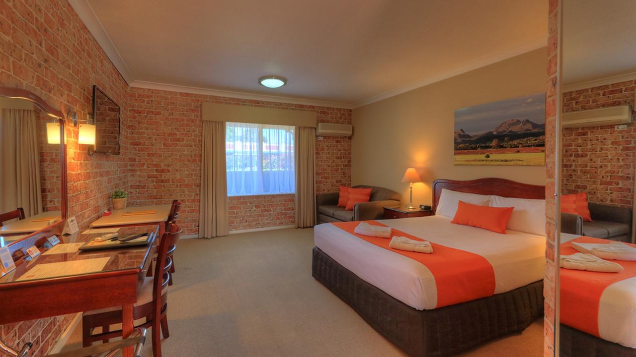 דובו Endeavour Court Motor Inn מראה חיצוני תמונה