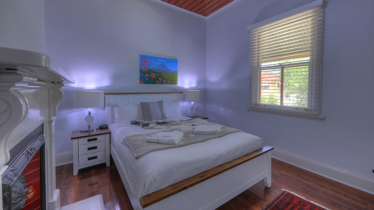 דובו Endeavour Court Motor Inn מראה חיצוני תמונה