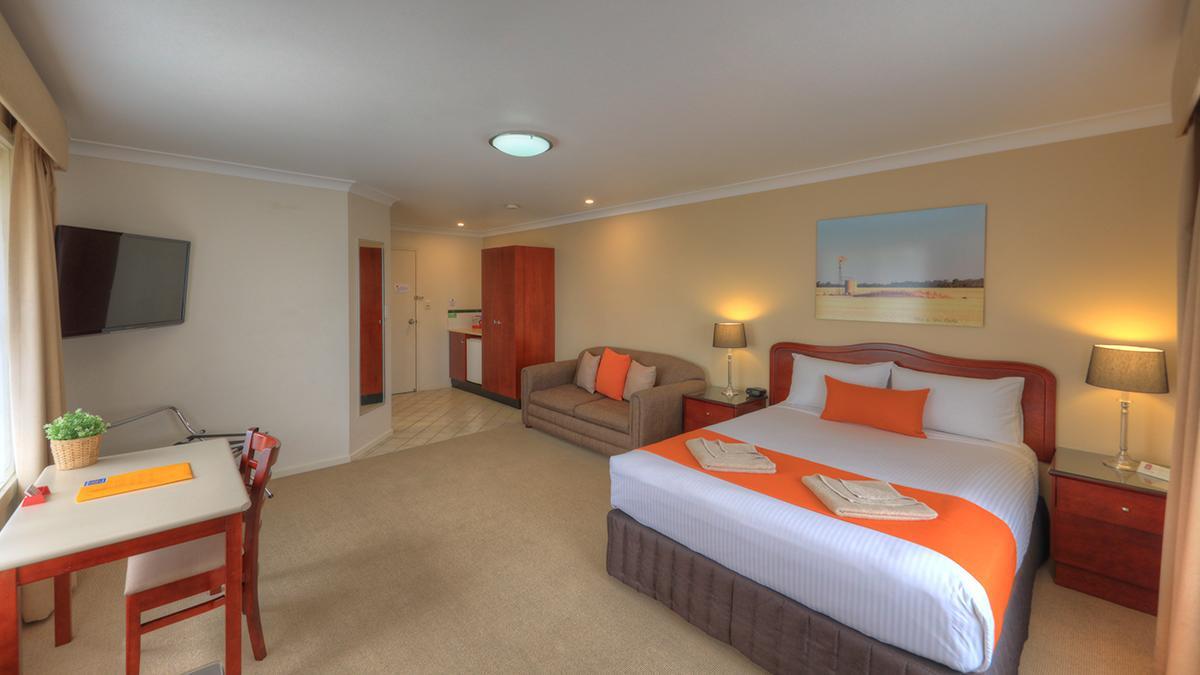 דובו Endeavour Court Motor Inn מראה חיצוני תמונה