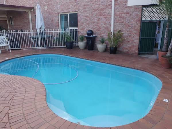 דובו Endeavour Court Motor Inn מראה חיצוני תמונה