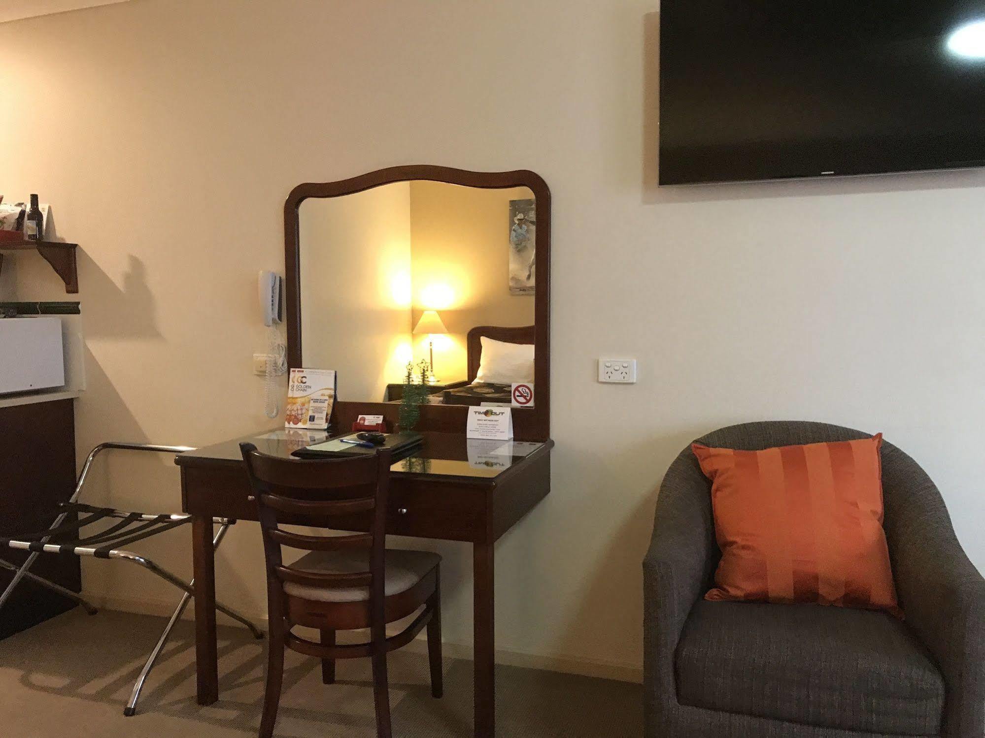 דובו Endeavour Court Motor Inn מראה חיצוני תמונה