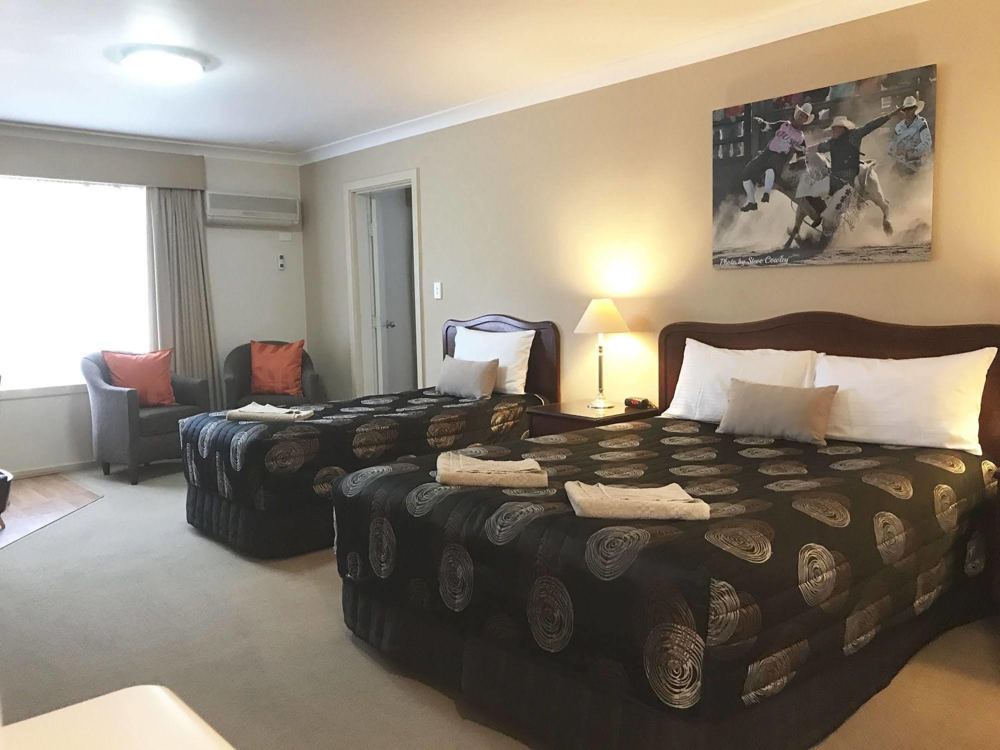 דובו Endeavour Court Motor Inn מראה חיצוני תמונה