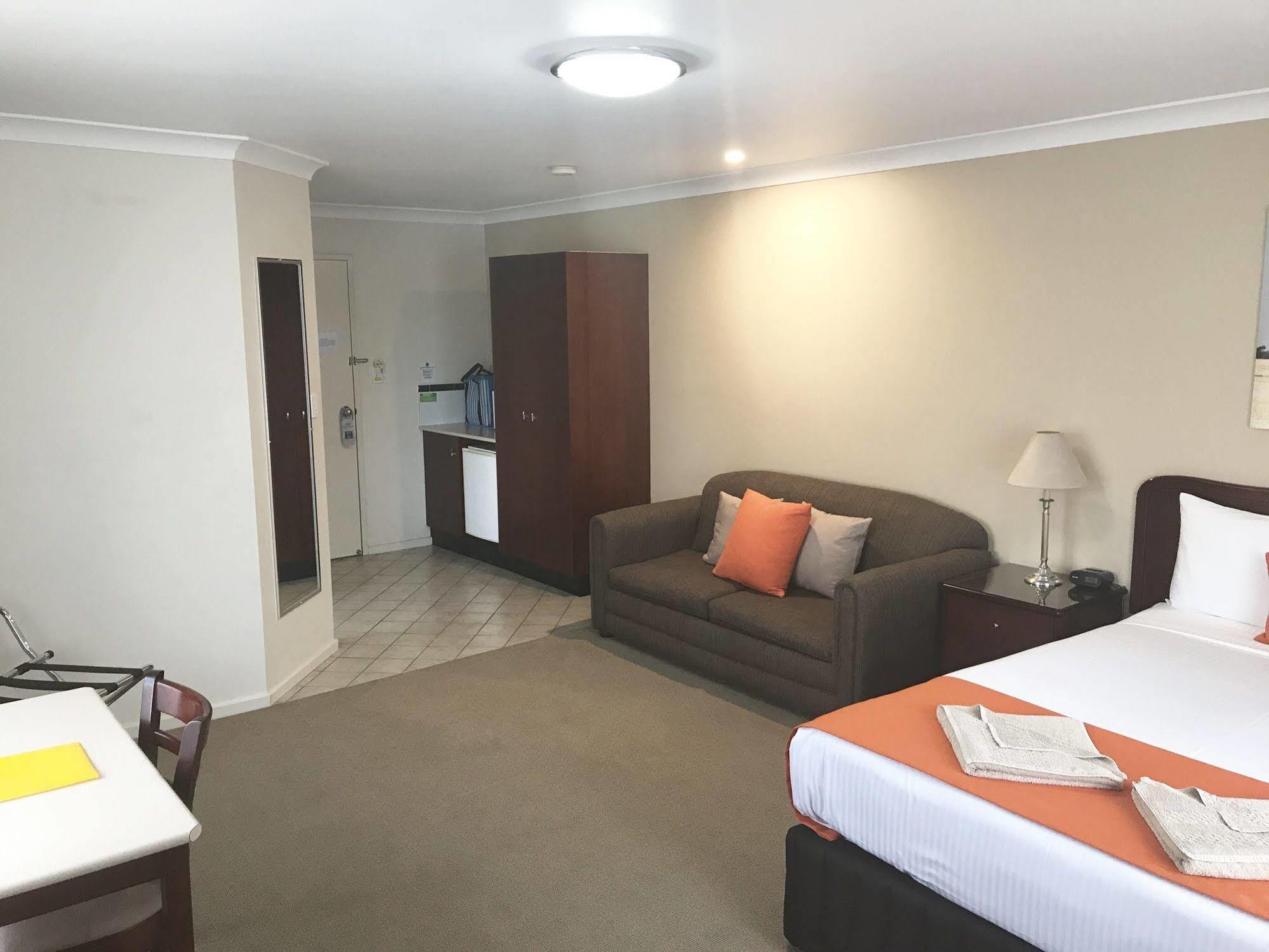 דובו Endeavour Court Motor Inn מראה חיצוני תמונה