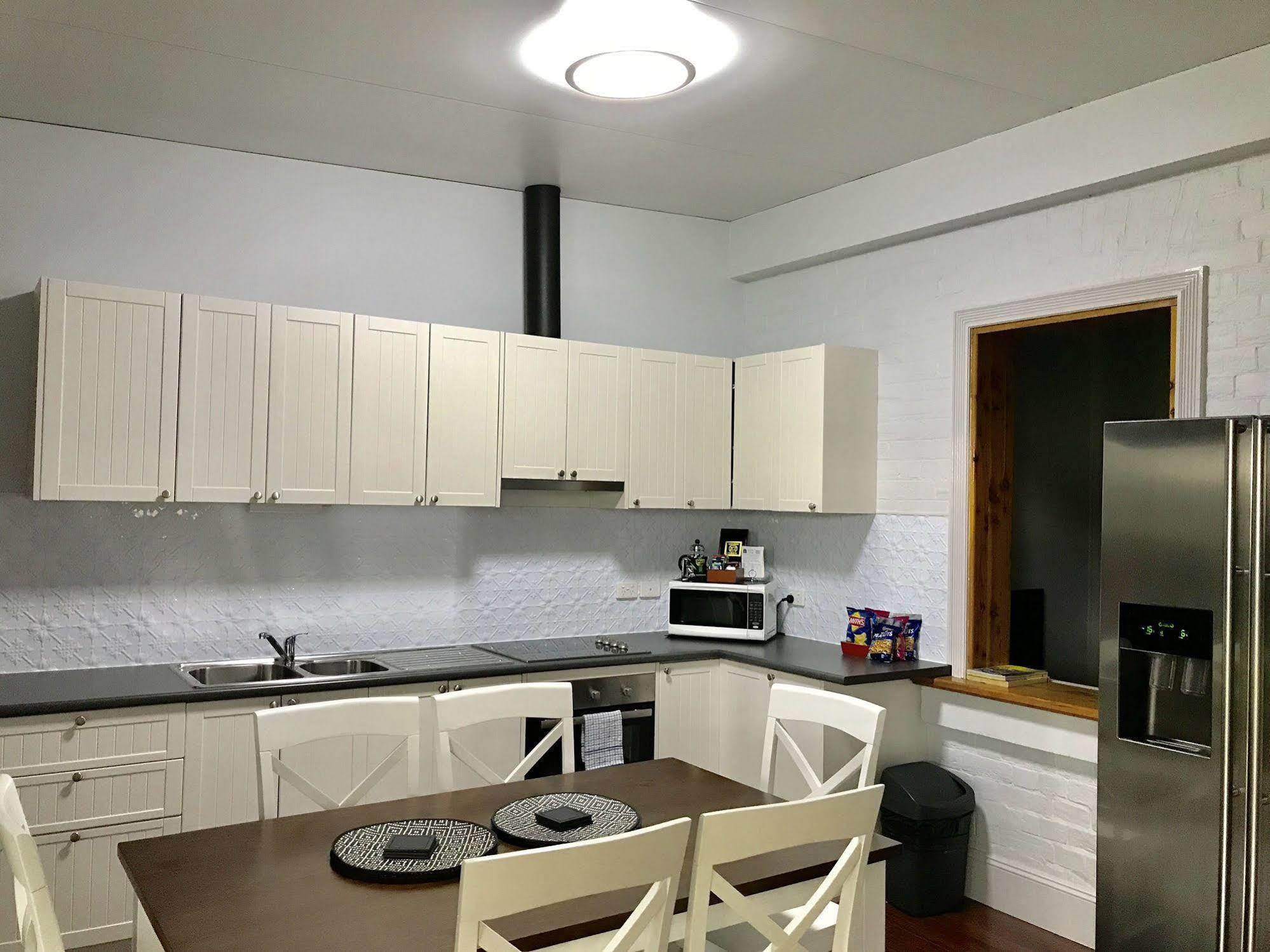 דובו Endeavour Court Motor Inn מראה חיצוני תמונה