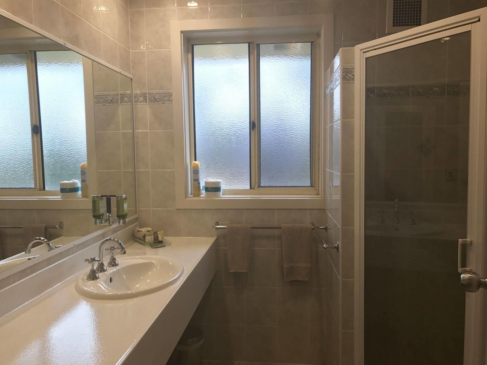 דובו Endeavour Court Motor Inn מראה חיצוני תמונה