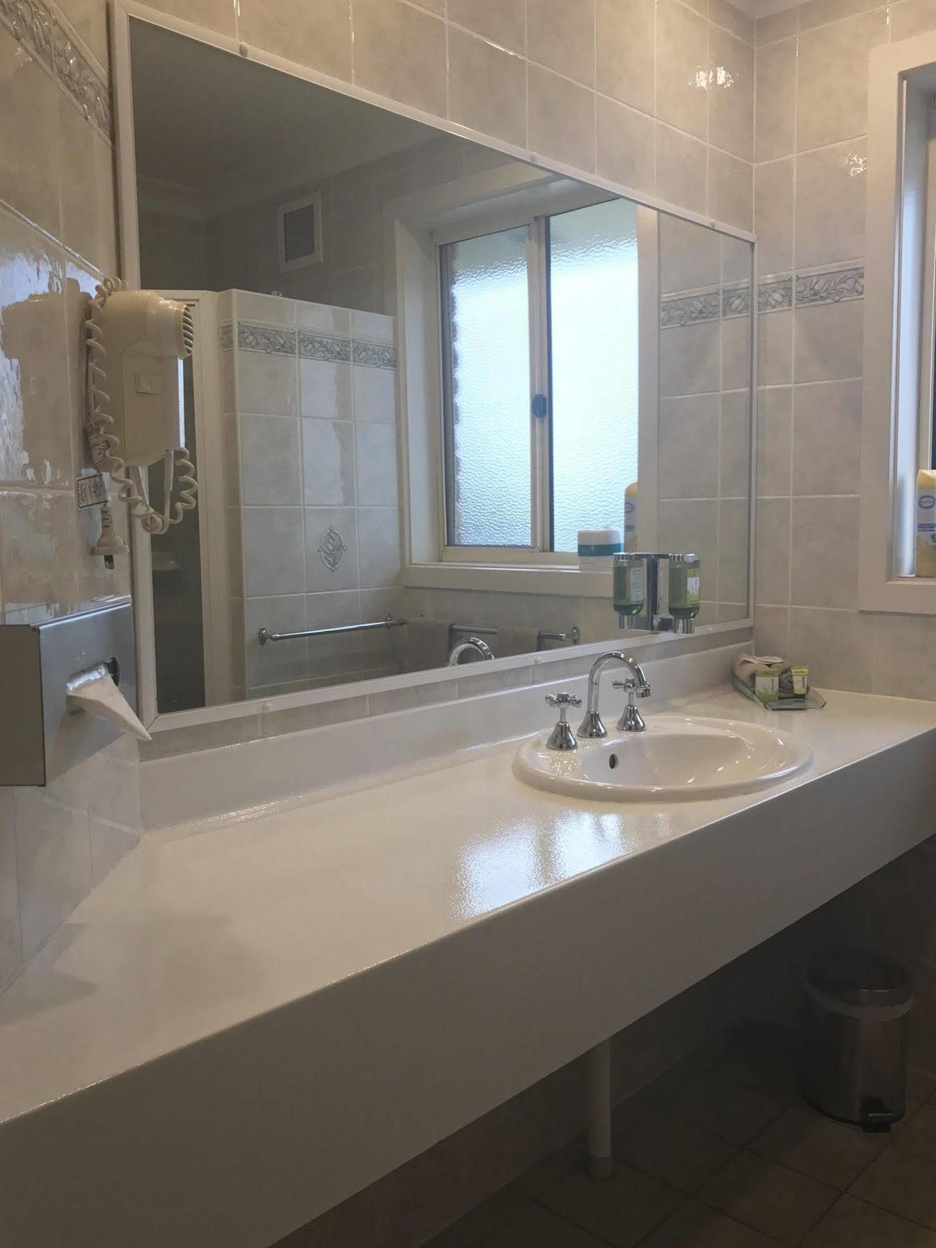 דובו Endeavour Court Motor Inn מראה חיצוני תמונה