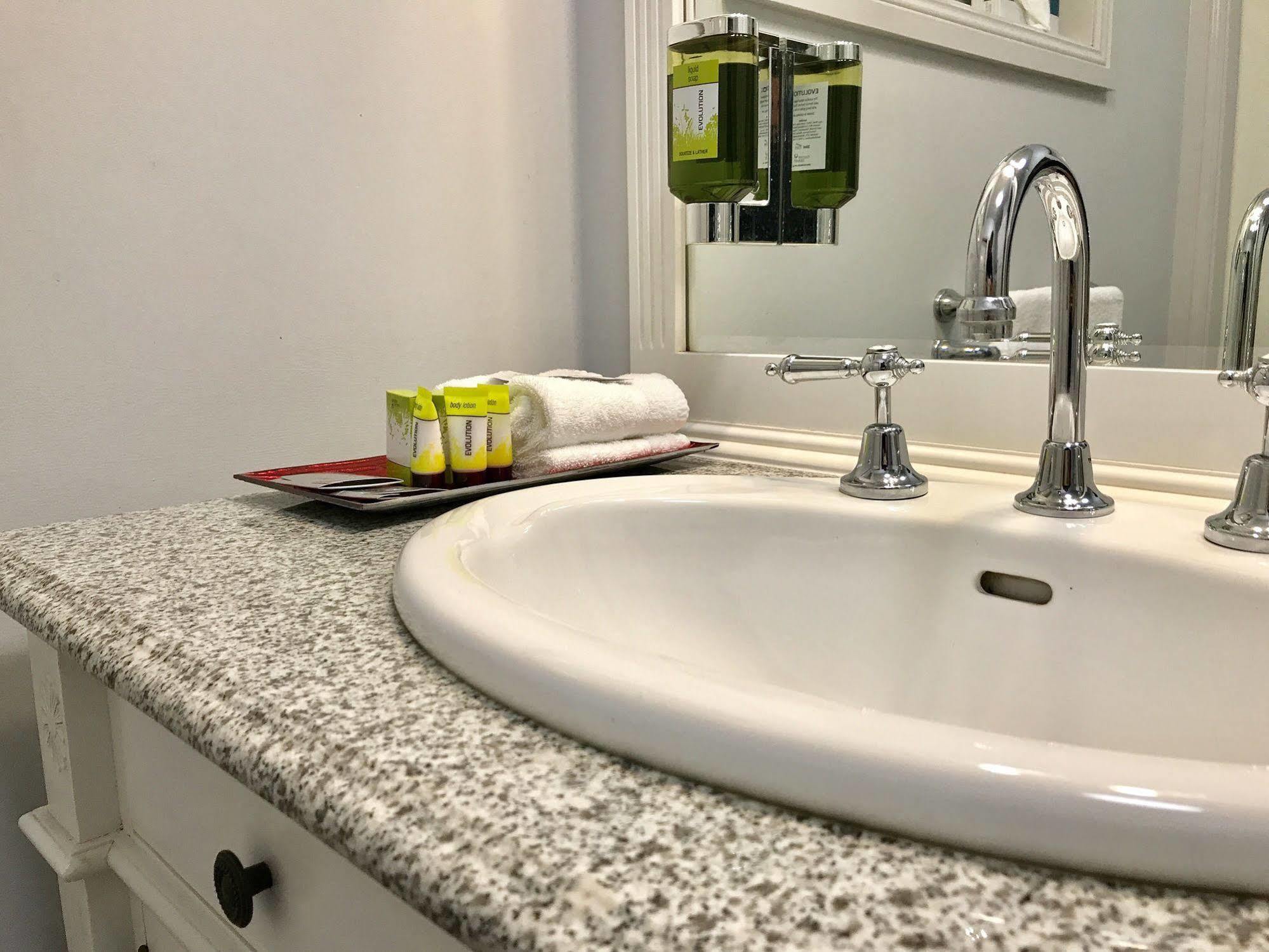 דובו Endeavour Court Motor Inn מראה חיצוני תמונה