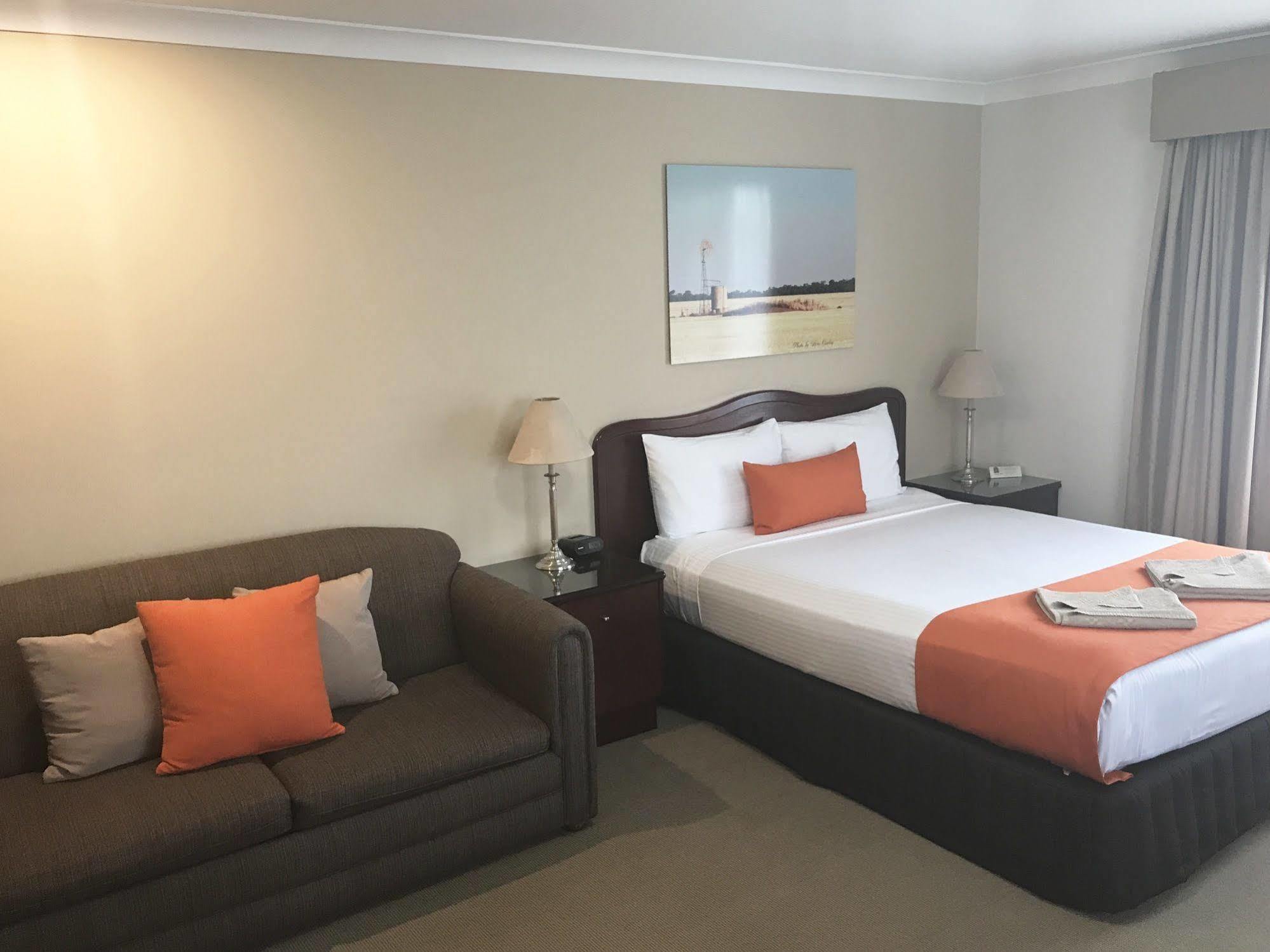 דובו Endeavour Court Motor Inn מראה חיצוני תמונה
