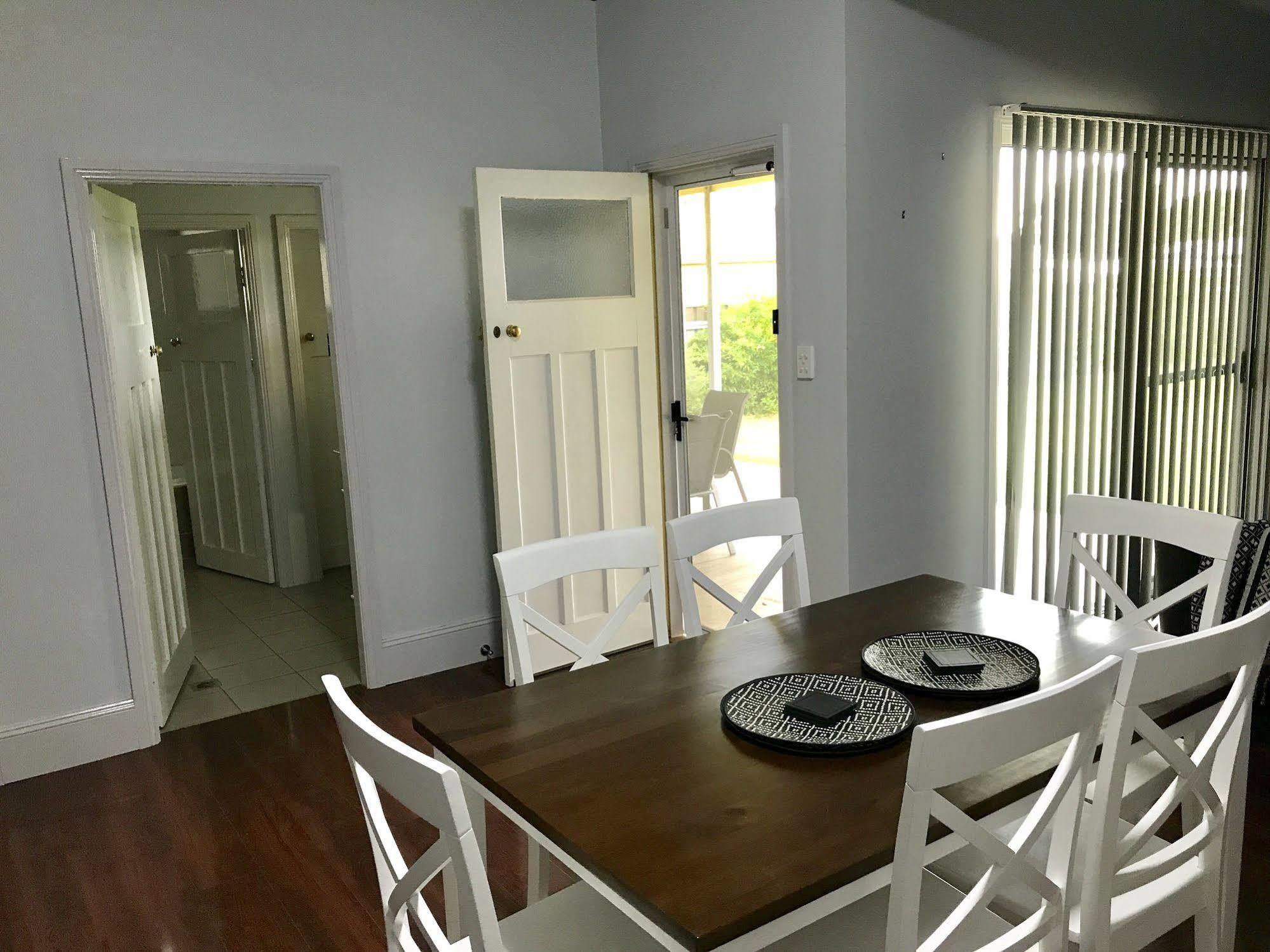 דובו Endeavour Court Motor Inn מראה חיצוני תמונה