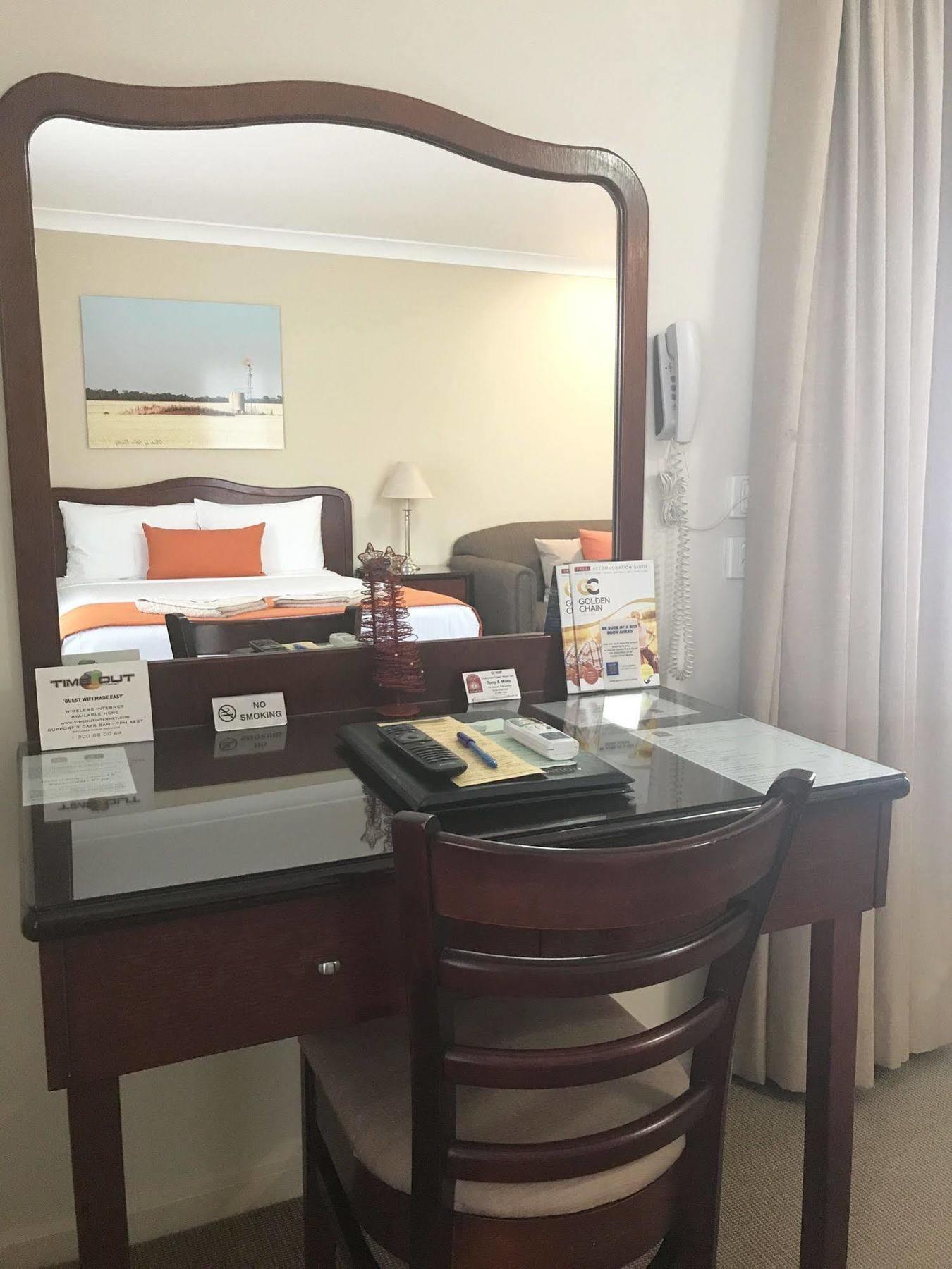 דובו Endeavour Court Motor Inn מראה חיצוני תמונה
