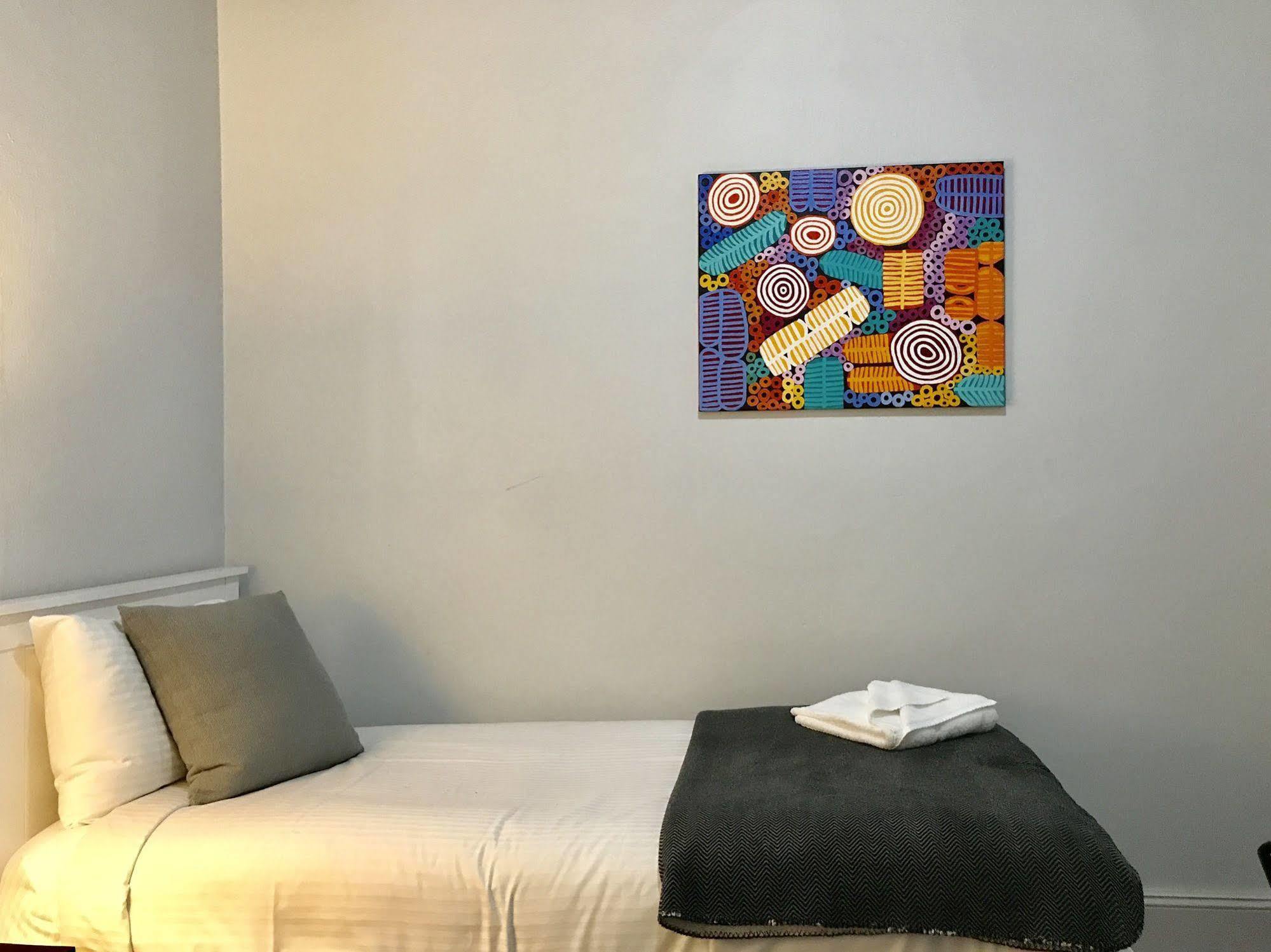 דובו Endeavour Court Motor Inn מראה חיצוני תמונה