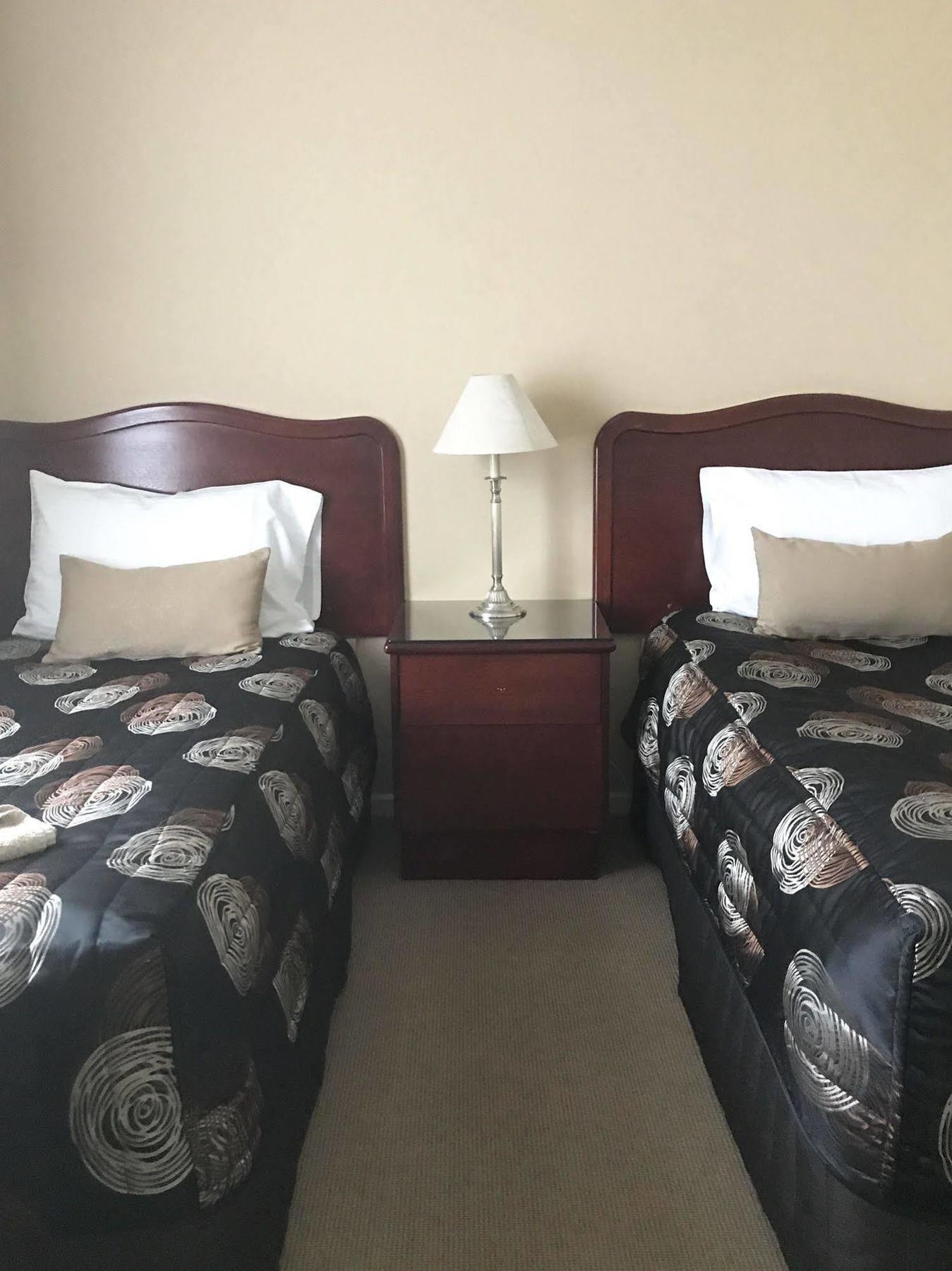 דובו Endeavour Court Motor Inn מראה חיצוני תמונה
